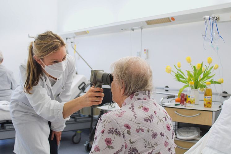 Messung-per-Handpupillometer_Herzzentrum-Brandenburg-Bernau