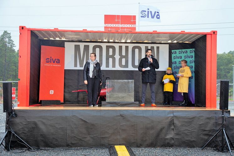Liv Monica Stubholt Chair of the Board of Morrow and Interim CEO of Morrow Håkon Tanem on stage with Child Press