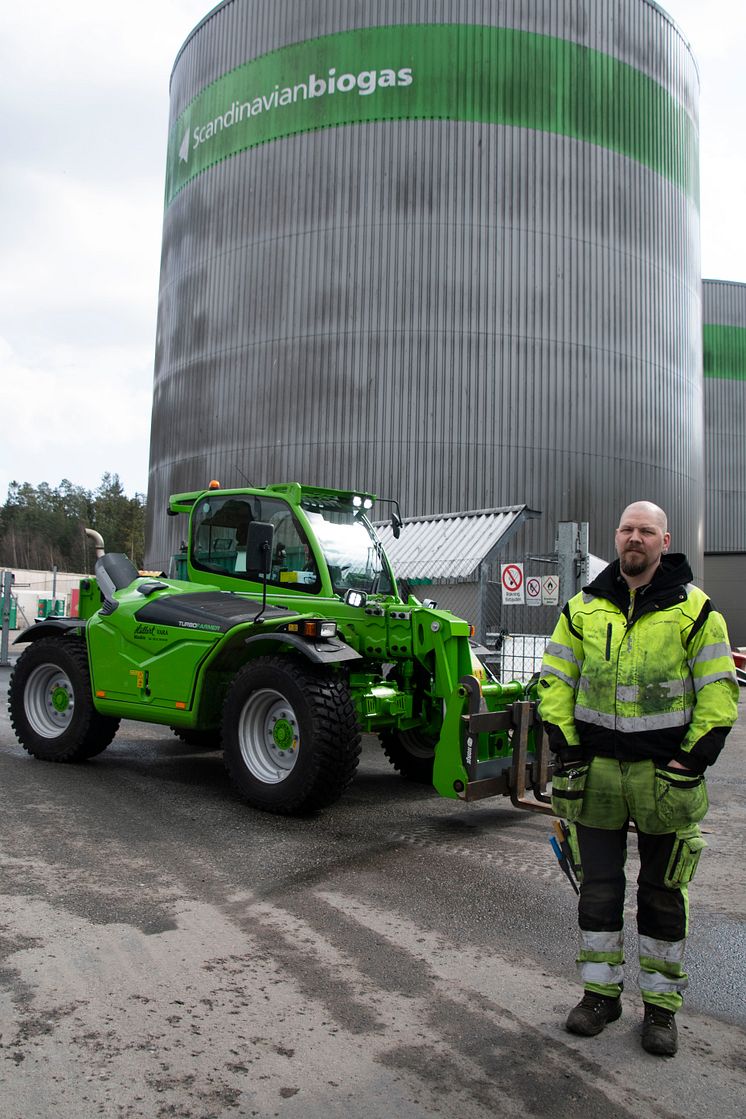 Johan framför stor tank.JPG