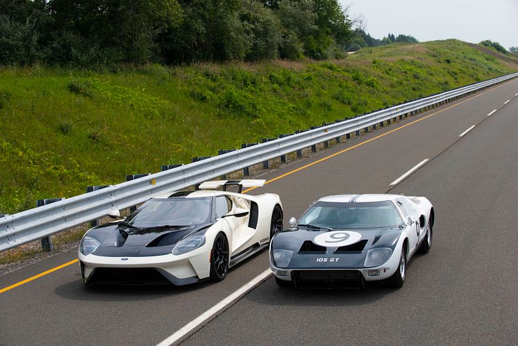 2022 Ford GT ’64 Heritage Edition and 1964 Ford GT prototype_06.jpg