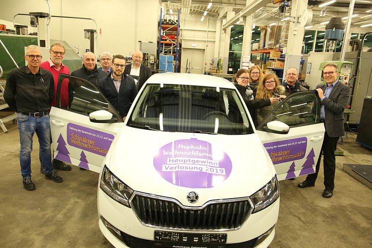 Hephata-Vorstandssprecher Maik Dietrich-Gibhardt (rechts) übergibt den Schlüssel für den Skoda Fabia an Hauptgewinnerin Nicole Flimm. 