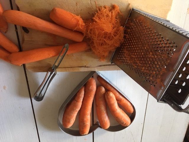 Rivna morötter blir både vacker och gott i spannkakssmeten.
