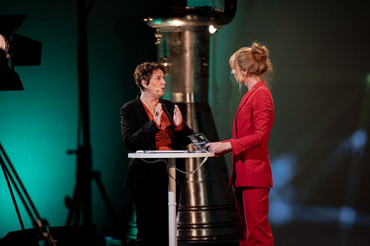 Deborah Lygonis och Frida Zetterström på scen Space Invesment Day 2021