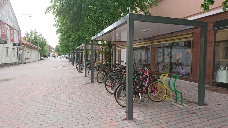 Nya cykeltak med flerfärgade ställ i modell Arc, Nyköping