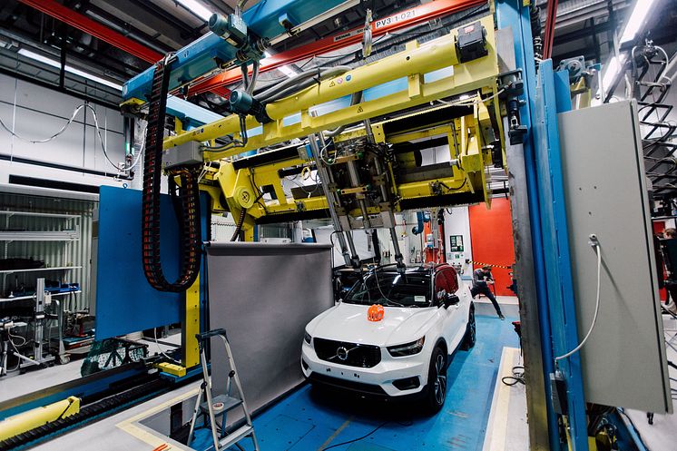 Volvo_Cars_and_POC_develop_world-first_car-bike_helmet_crash_test 5