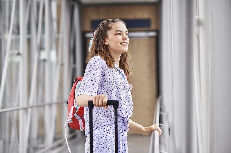 brand-family-kids-airport-girl