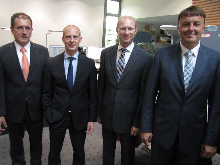 Foto: vl. Wolfgang Tauber, Leiter der Netzleitstelle in Neunburg vorm Wald, Dr. Egon Westphal, Mitglied des Vorstands, Alexander Radlbeck, verantwortlich für den Netzausbau in der Oberpfalz und Regionalleiter Martin Hanner.