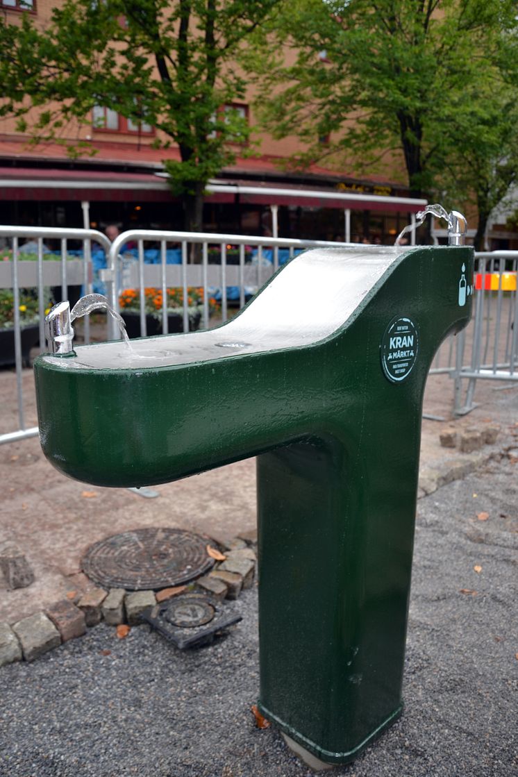 Ny dricksvattenfontän på Olskrokstorget. Foto Ulrika Naezer 