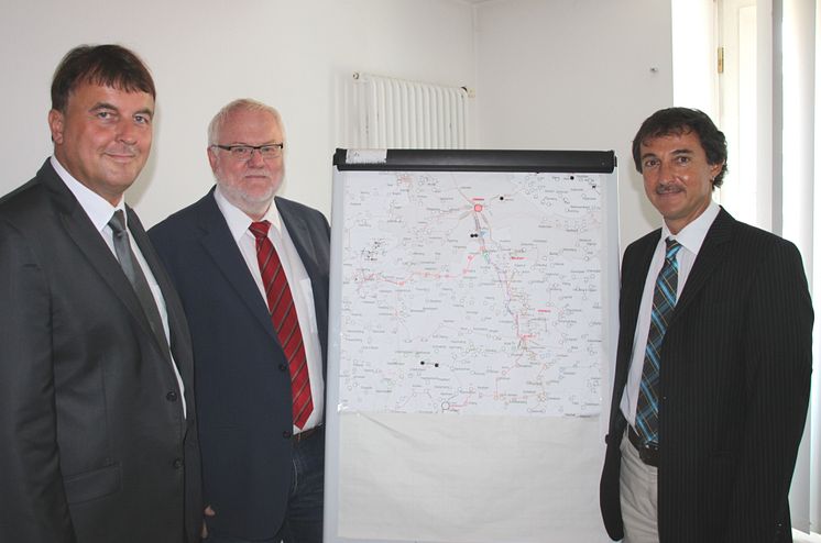 Foto: vl.: Martin Hanner, Regionalleiter für Niederbayern und die Oberpfalz, Jürgen Graml, Leiter der Netzdienste Niederbayern und Robert Weiß, Netzbauleiter am Netzcenter Vilshofen, alle Bayernwerk