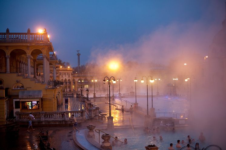 DEST_HUNGARY_BUDAPEST_THERMAL_BATH_GettyImages-518253305_Universal_Within usage period_93002.jpg
