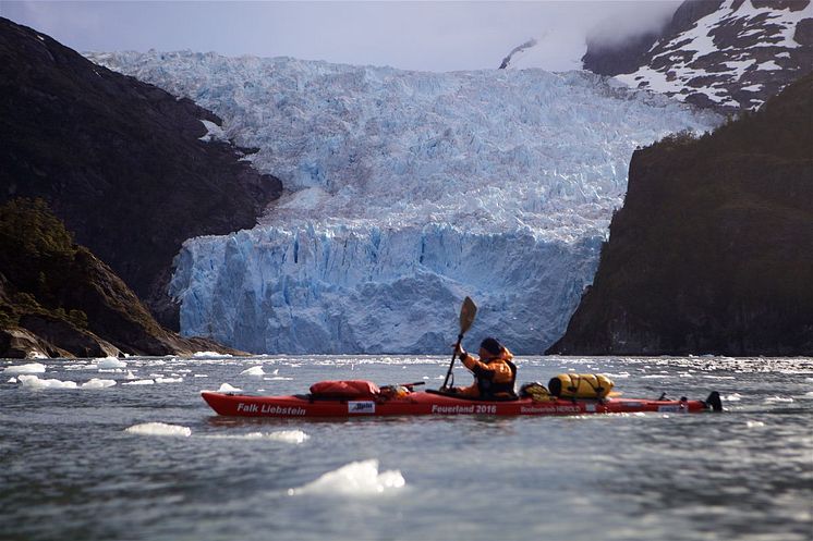 Olaf Rieck in einem Boot vor einem eindrucksvollen Gletscher