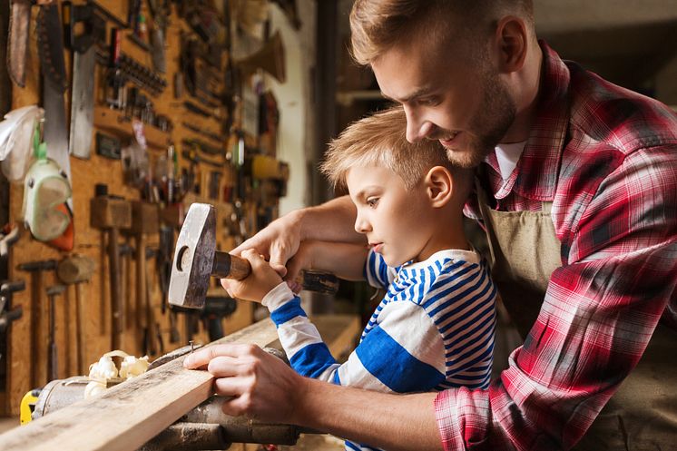 Vater und Sohn heimwerken