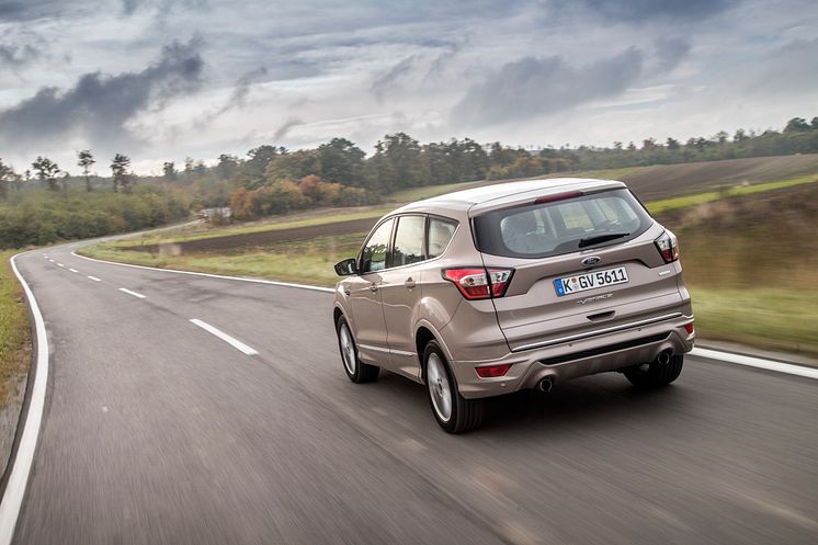 2016Kuga_Vignale_Milano_Grigio_006