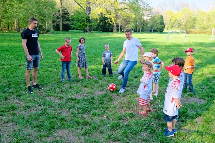 RB-Fußballer kicken im Kinderhospiz Bärenherz mit kleinen Fans um die Wette 