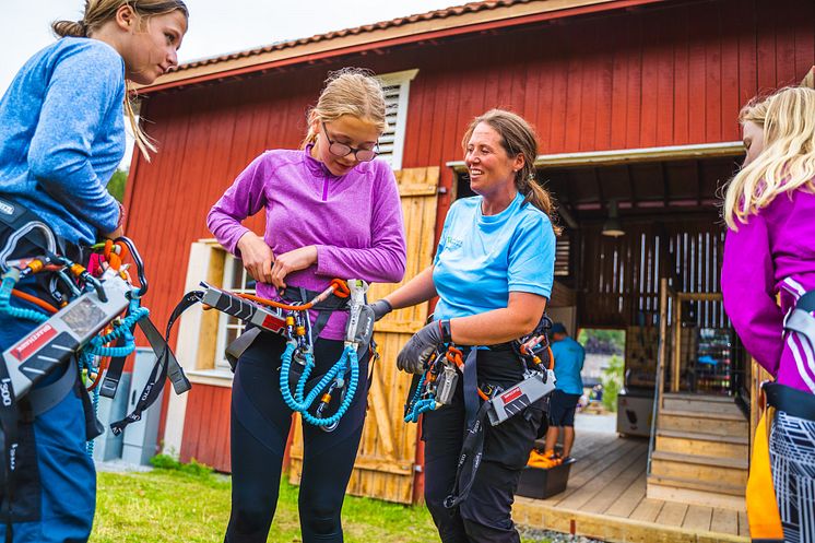 Kids preparing for the Via Ferrata Haldenkanalen - Photo Jonas Ingstad-Haldenkanalen Regionalpark