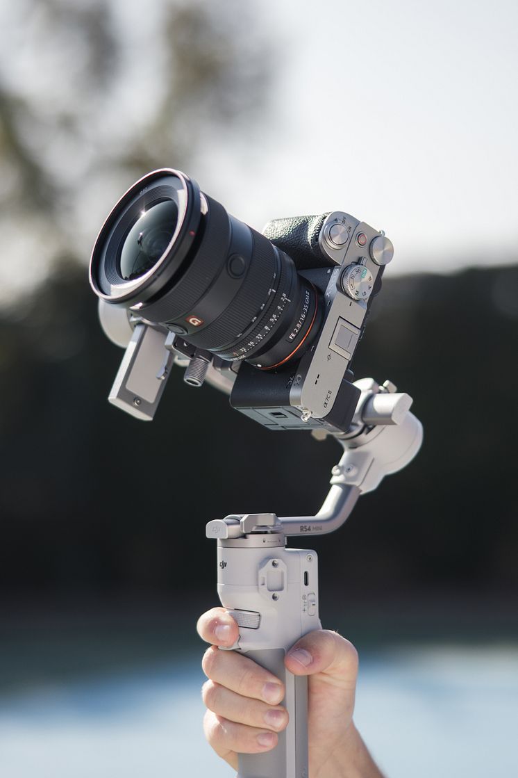 RS 4 Mini  Vertical shoot with Black & White Cameras.jpg