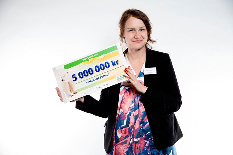 Maria Granefelt, tf generalsekreterare på Fairtrade Sverige, tog emot checken från Postkodlotteriet.