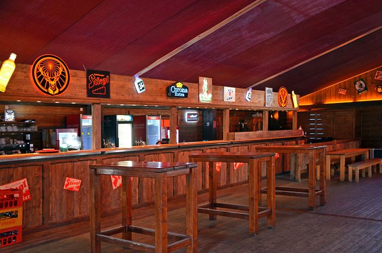 Bar im hölzernen Aprè-Ski-Partyhaus