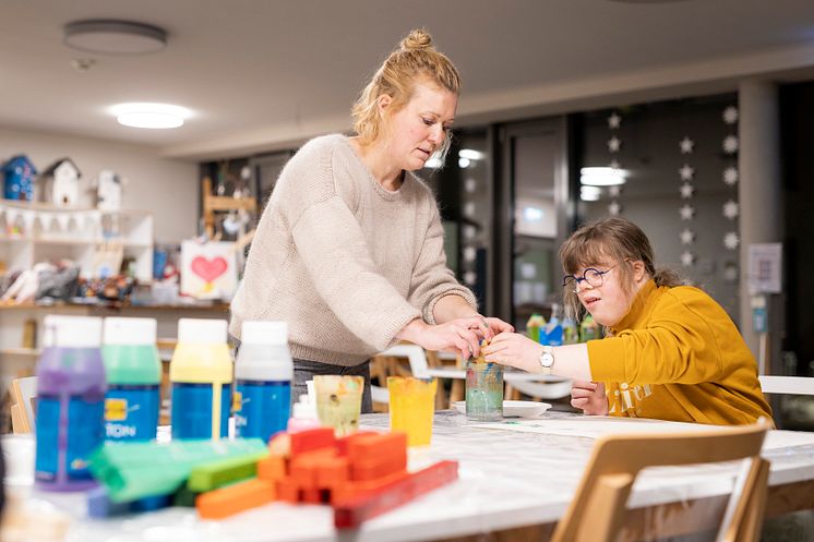 Eine Frau unterstützt eine junge Frau 