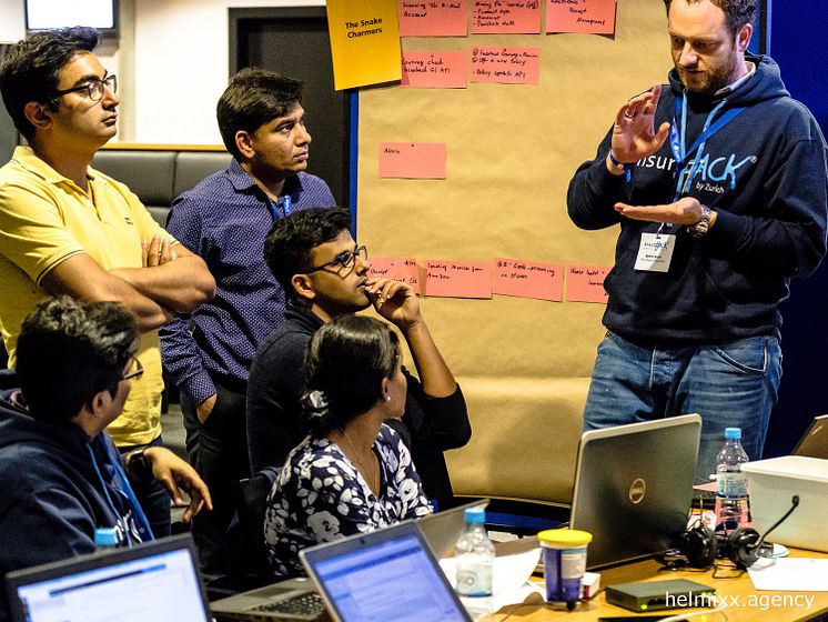 Teilnehmer entwicklen ihre Ideen am InsurHack 2017