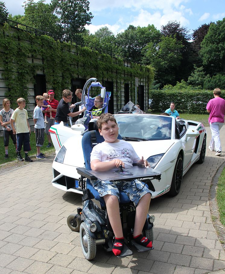 Ein aufregender Nachmittag im Bärenherz: Kinder mit Dr. Schuh im Lamborghini unterwegs