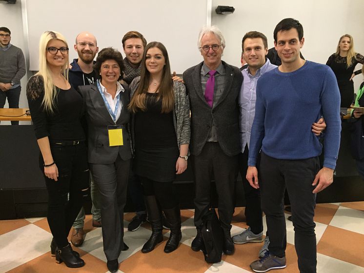 (v. li) Linda Löffler, Konstantin Kropp, Prof. Dr. Dolores Sanchez Bengoa, Wilhelm Keller, Nicole Ernst, Prof. Dr. Hans-Rüdiger Kaufmann, Julian Hochscheid, Christian Rueckold.