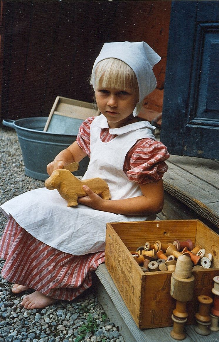 Vallby friluftsmuseum – Ellen på trappan