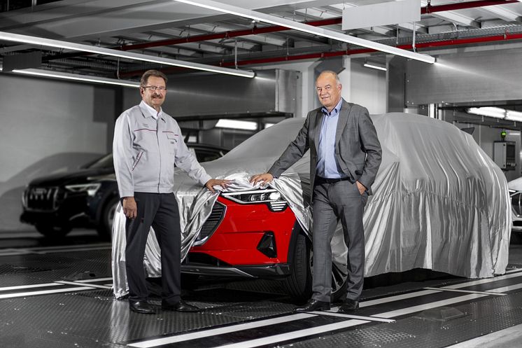 Patrick Danau, administrerende direktør i Audi Brussels, Audi e-tron i Misanorød, samt Peter Kössler, medlem af direktionen for produktion og logistik hos Audi AG