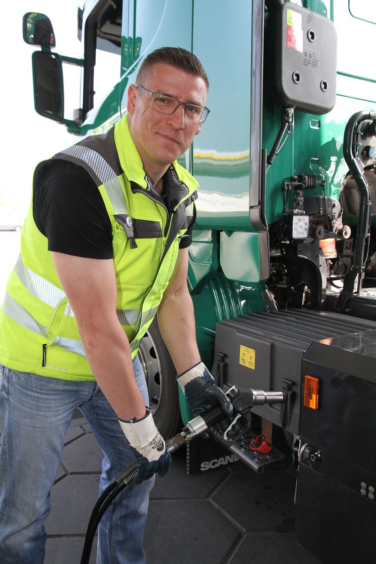 Lkw-Fahrer Ronny Wilde_Spedition Konrad Zippel_tankt Biogas 