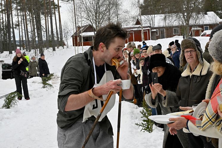 Jubileumsvasan nr 31 Tore Stengrundet trea i mål äter pannkakor