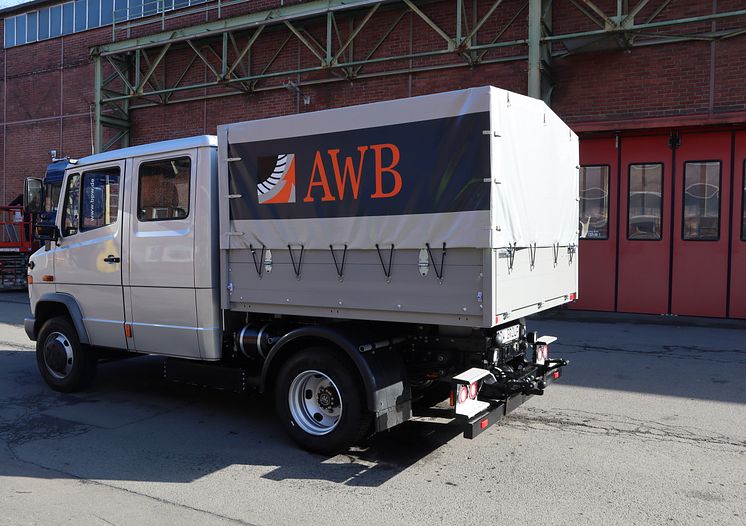 Der elektrisch umgerüstete Transporter der Abfallwirtschaftsbetriebe Köln