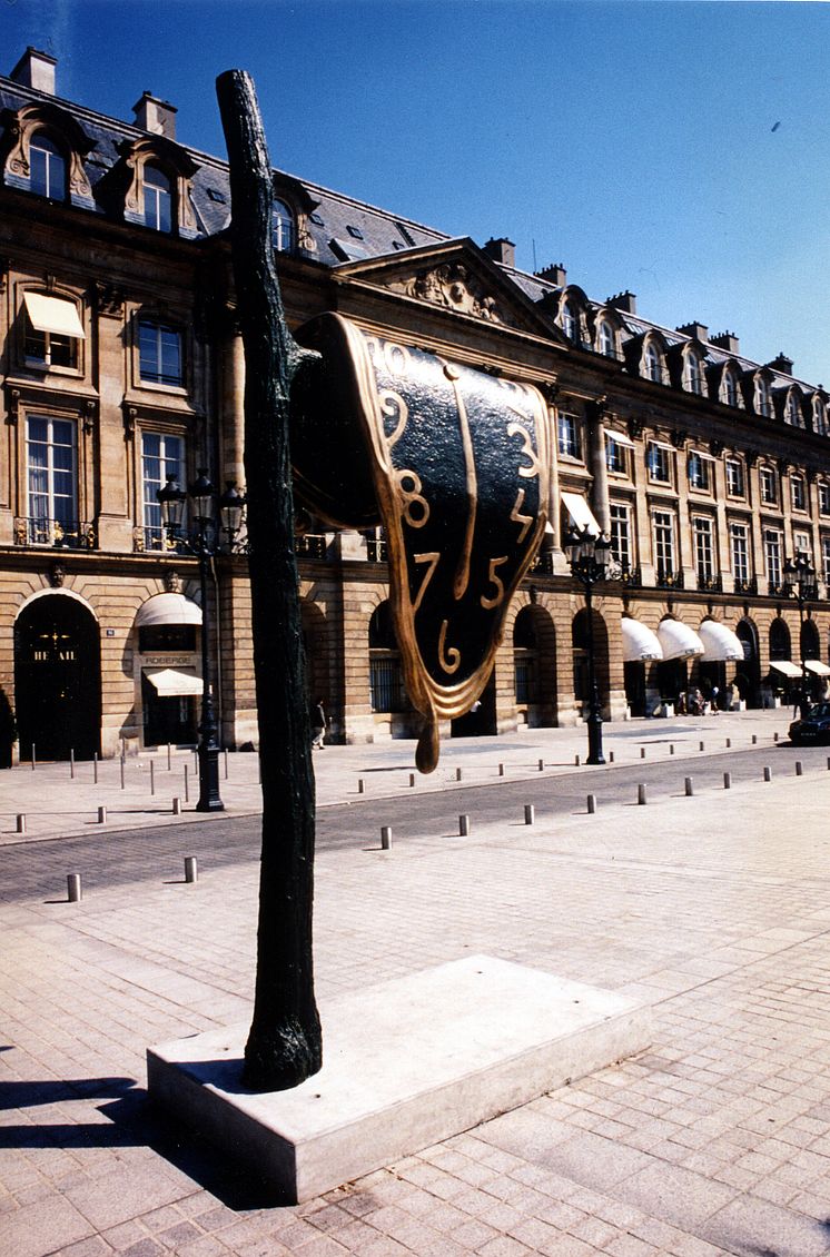 Persistence of Memory när den visades på Place Vendôme i Paris.