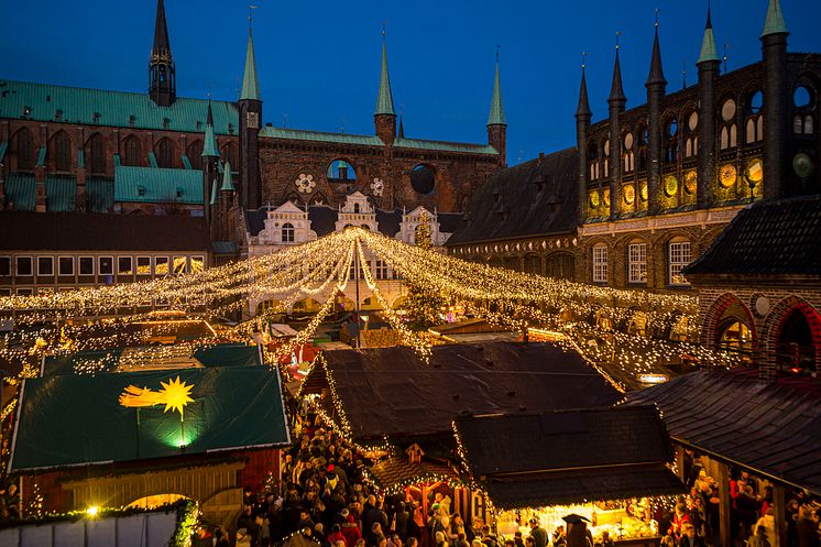 Lübeck_Altstadt_der_Hansestadt,_Weihnachtsmarkt_am_Rathaus