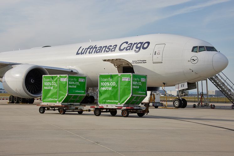 Lufthansa Cargo Container 100% CO2 neutral