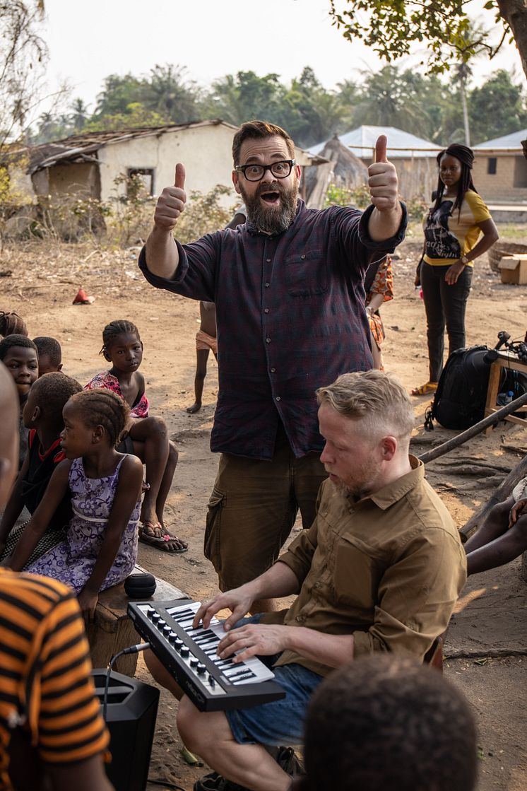 Klaus Sonstad og Åsmund Flaten lager musikk i Sierra Leone med FORUT