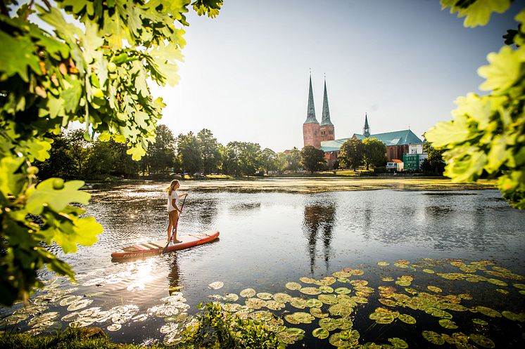 Lübeck_Stand-up_paddling_auf_dem_Mühlenteich_mit_Dom