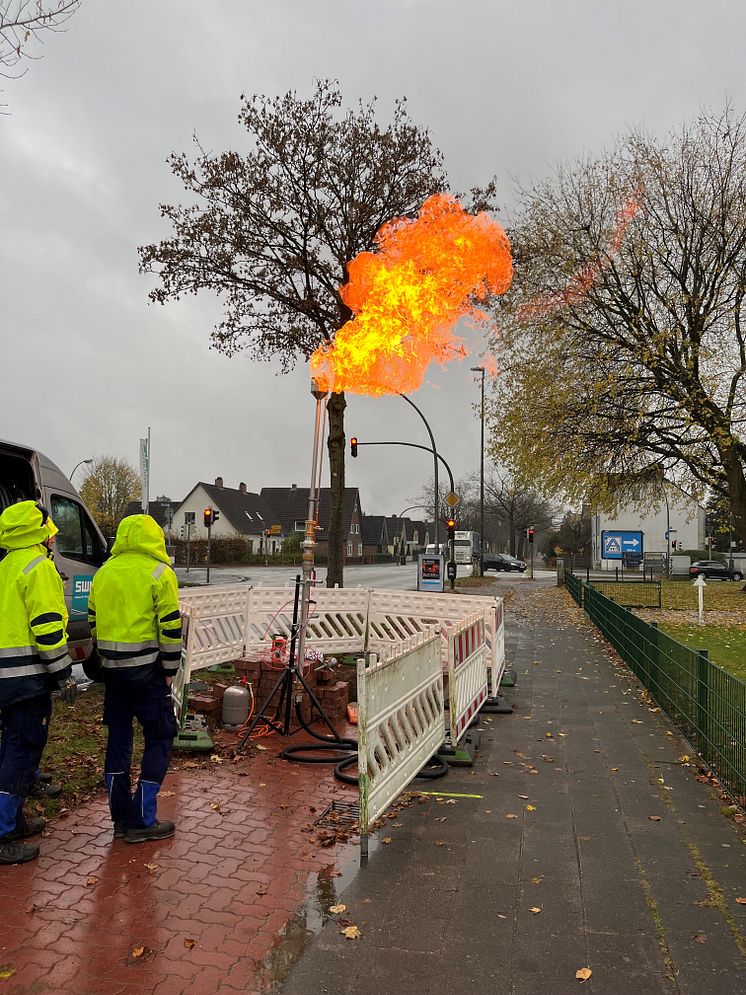Erdgasfackel zur Inbetriebnahme der Gas-Hauptversorgungsleitung.jpg