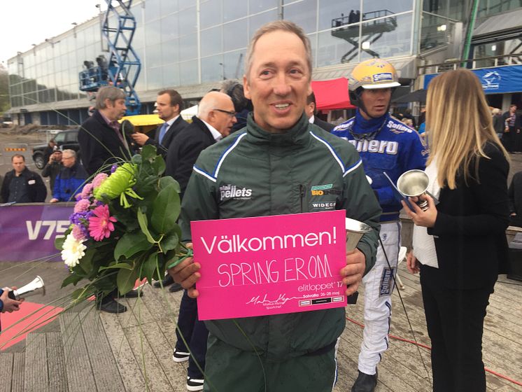 Dan Widegren tar emot rosa biljett