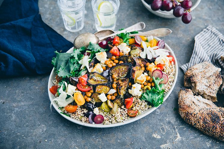 Receptbild Aubergine- och hirsmixsallad med rostad feta och kikärtor liggande