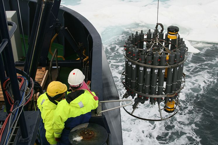 De första havsvattenproverna för SWERUS-C3 expedition kommer ombord Oden i Östsibiriska Arktiska Oceanen. Foto: Jorien Vonk