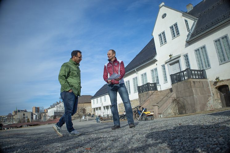Byråd Omar Samy Gamal og Nils Bergan fra stolpejakten, foran Oslo ladegård