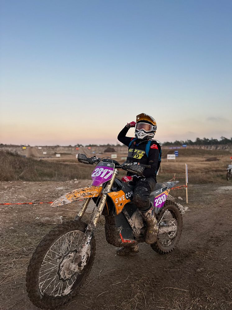 Anna Palander på sin eldrivna Stark VARG efter målgång i Gotland Grand National 2024.