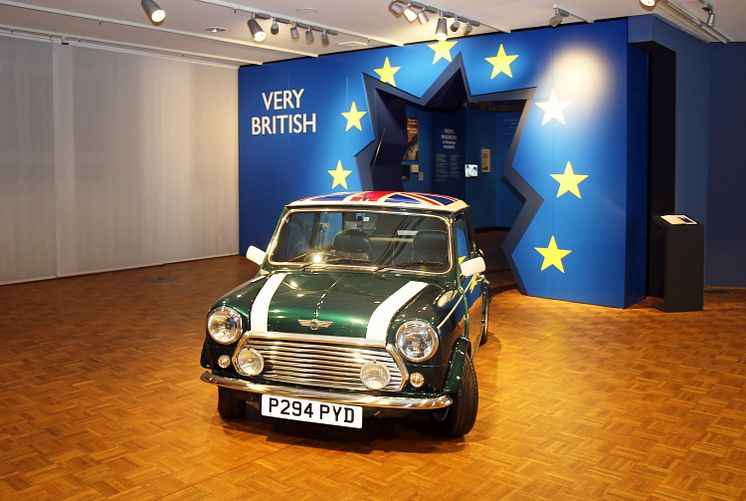 Very British.- Mini Cooper durchbricht "europäische" Wand - Foto: Emilia Caruso