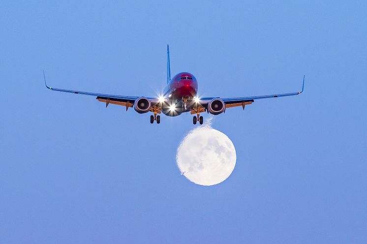 Norwegian 737-800 aircraft moon image. Foto: David Charles Peacock