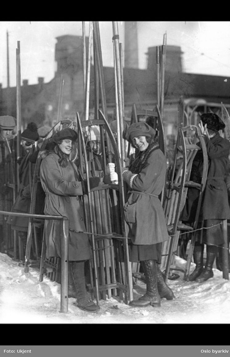 Jenter med kjelker, står i kø for å ta trikken til Nordmarka ved Majorstuen Uranienborg_foto ukjent ca 1920