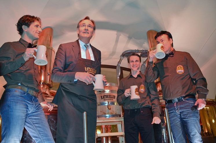 v.l.: Jan Woithon, Burkhard Jung, Norman Jung und Ingo Winkler genossen nach dem ersten Fass-Anstich das "Lotteraner"-Bier