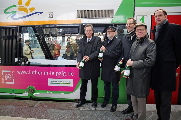 v.l.: Dietrich Hagemann, Hans-Christian Hagans, Volker Bremer, Oliver Mietzsch und Tobias Kobe vor der neuen Elster-Saale-Bahn