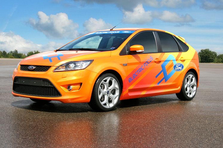 Ford Focus ST BEV lackerad i färgen "electric orange" - bild 2