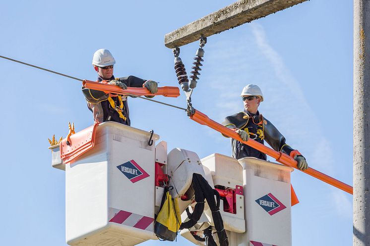 Foto: Arbeiten unter Spannung: Ausgestattet mit Spezialausrüstung arbeitet das Team mit Sitz in Deggendorf an 20.000 Volt-Leitungen.