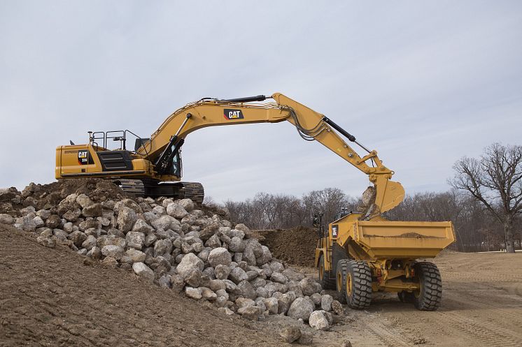 Nya Cat 336 - vy från sidan, lastar dumper.